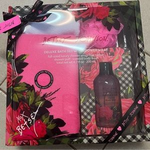 Betsey Johnson Deluxe Bath Set with Shower Wrap